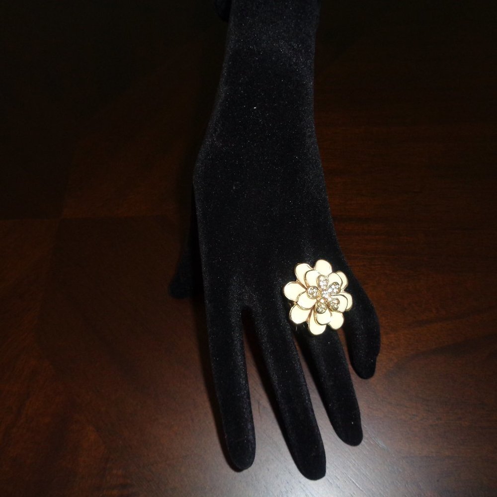 Costume jewelry-flower ring